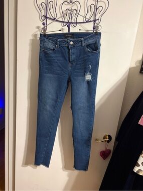 💜 11 Between Us Juniors Skinny Mid Rise Blue Ripped Jeans